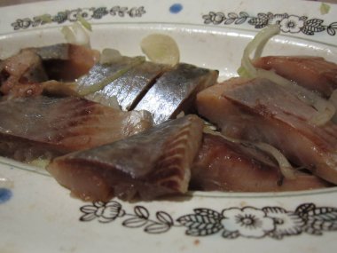 Çin tabağında soğanlı ringa balığı dilimleri.