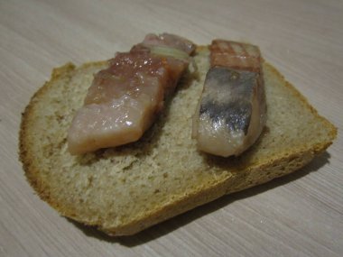 Bir dilim çavdar ekmeğine ringa balığı.