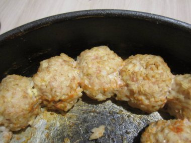 Pirinçli pirzola, dökme demir tavada.