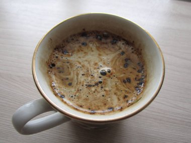 Porselen bardakta köpüklü sade kahve.