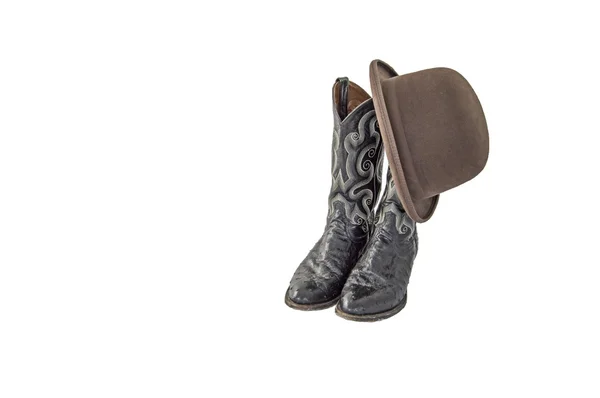 Um par de botas de cowboy preto fantasia com um derby de feltro marrom — Fotografia de Stock