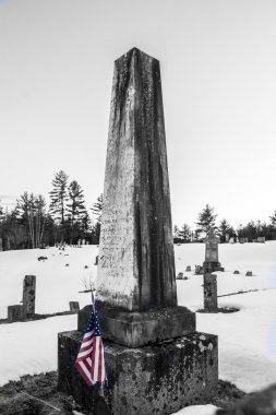 Bethel, Ma 19th yüzyıl General'ın mezarına bir Amerikan bayrağı