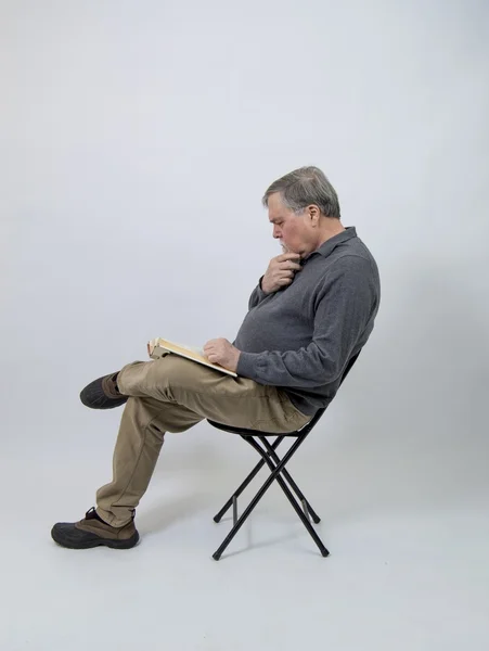 Hombre barbudo mayor leyendo aislado en blanco — Foto de Stock