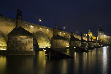 Gece Prag'daki Charles Köprüsü
