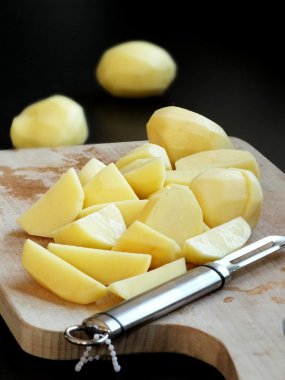 Mutfak tezgahının üzerinde ham patates