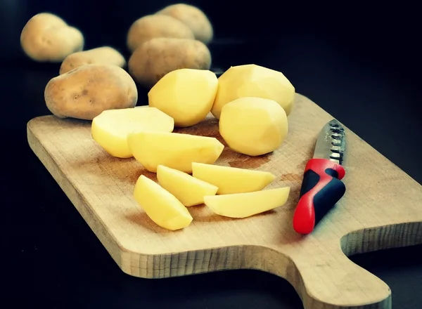 Mutfak tezgahının üzerinde ham patates