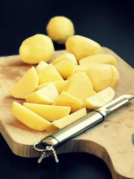 Mutfak tezgahının üzerinde ham patates