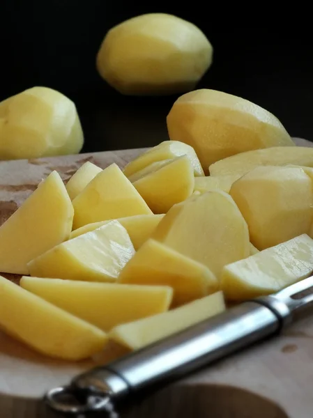 Mutfak tezgahının üzerinde ham patates