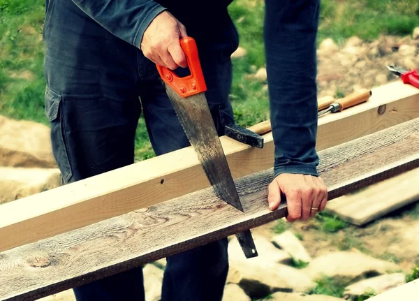 Testereyle çalışan bir adam.