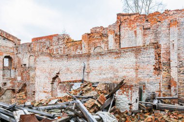 19. yüzyılda Krasnoyarsk Bölgesi 'nde Barok tarzında inşa edilmiş eski bir cam fabrikasının ana binasının yıkılmış duvarları ve bölümleri..