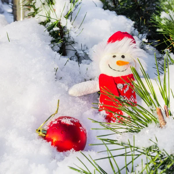 Снеговик Красным Шаром Фоне Белого Снега Зеленой Елки Концепция Нового — стоковое фото