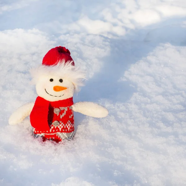 雪人站在洁白洁白的雪地上 新年及圣诞的概念 — 图库照片