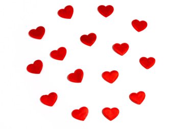 Kırmızı kalpler - sevgililer günü kartları beyaz arka planda daire şeklinde dizilir..