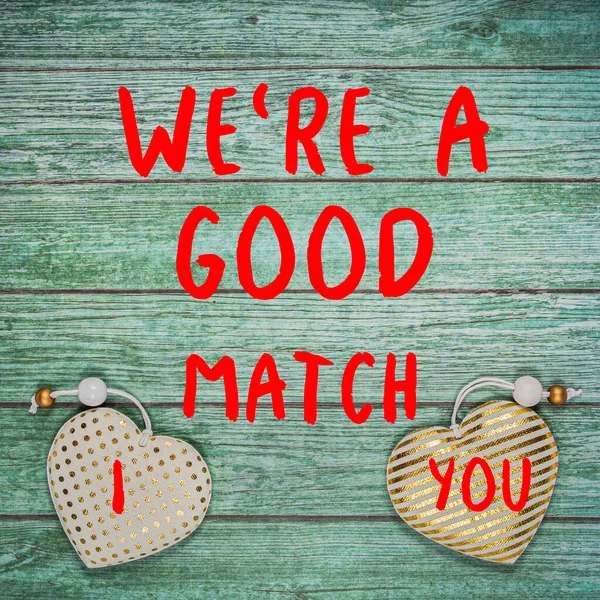 バレンタインデーのロマンチックなポストカード 金のバレンタインと緑の木の背景に優しいメッセージ 平置きだ 私たちは良い試合だ — ストック写真