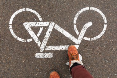 Yaya, bisiklet yoluna doğru gidiyor. Yukarıdan görüntüle.