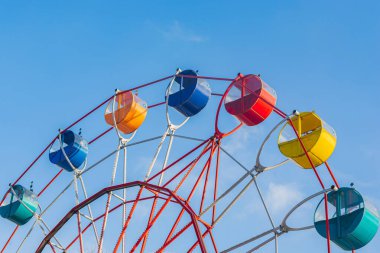 Dönme dolap mavi gökyüzünün arka planında kış için durdu..