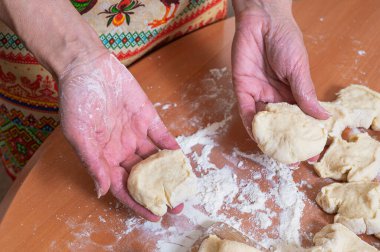 Bir kadın elinde ev yapımı küçük hamur kekleri tutar. Kadınların hobisi.