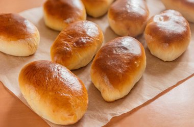 Patates ve lahana ile doldurulmuş fırında Rus turtaları. Ev yapımı pişirme..