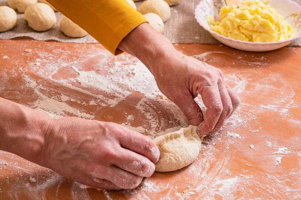 Una Mujer Hace Pasteles Rusos Con Dinero Hornear Casa — Foto de Stock