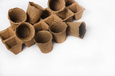 Tohum yetiştirmek için turba saksısı. Bahçe konsepti.