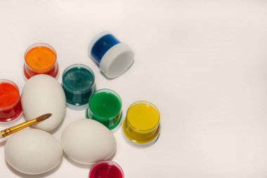 Paskalya için yumurta boyama. Tatil hazırlama kavramı