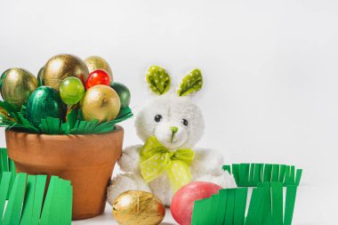 Paskalya tavşanı, bir tencere yumurta ve tatlı. Paskalya tatili konsepti.
