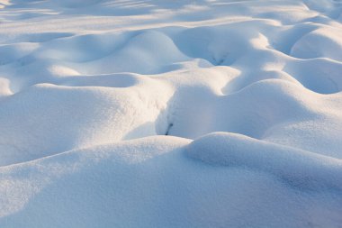 Sert mavi gölgeli karlı dalgalı bir doku. Gün batımı.
