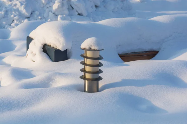 Pozemní Lampa Parku Pokryta Sněhem Nejmodernější Venkovní Osvětlovací Technika — Stock fotografie