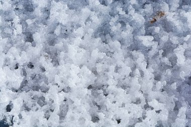 Baharda eritilmiş buz, doku olarak. Buzun ve karın eridiği bahar..