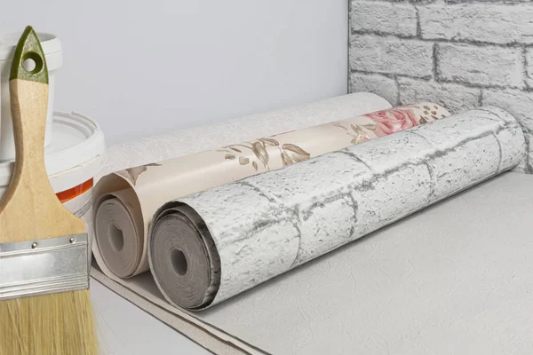 Çok renkli duvar kağıdı, fırça, yapıştırıcı, boya ruloları dairede yenilenmeye hazır. Kendin yap apartman yenileme konsepti.