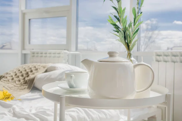 Белый Чайник Чаем Белая Чашка Стоять Белом Столе Утром Спальне — стоковое фото