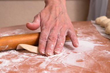 Kadın küçük bir hamur keki yapıyor. Ev yapımı pişirme.