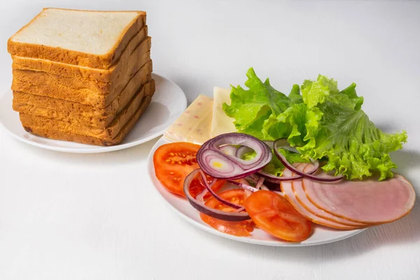 Свіжі Шматочки Хліба Овочі Сир Шинка Готуються Бутербродів Концепція Приготування — стокове фото