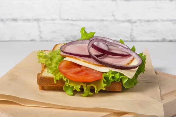 Papel Hay Sándwich Con Lechuga Tomate Jamón Queso Oficina Concepto — Foto de Stock