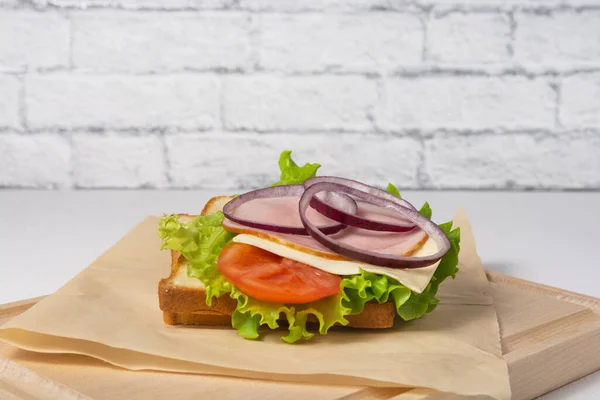 Papel Hay Sándwich Con Lechuga Tomate Jamón Queso Oficina Concepto — Foto de Stock