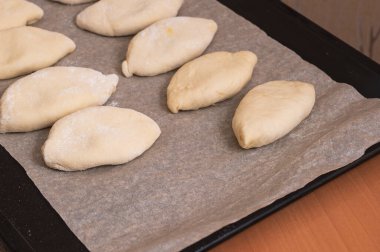 Sebzelerle doldurulmuş çiğ hamur turtaları pişirmeye hazırdır..