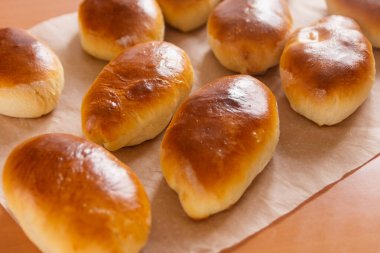 Fırında turta ya da çörek çok iştah açıcı görünüyor..