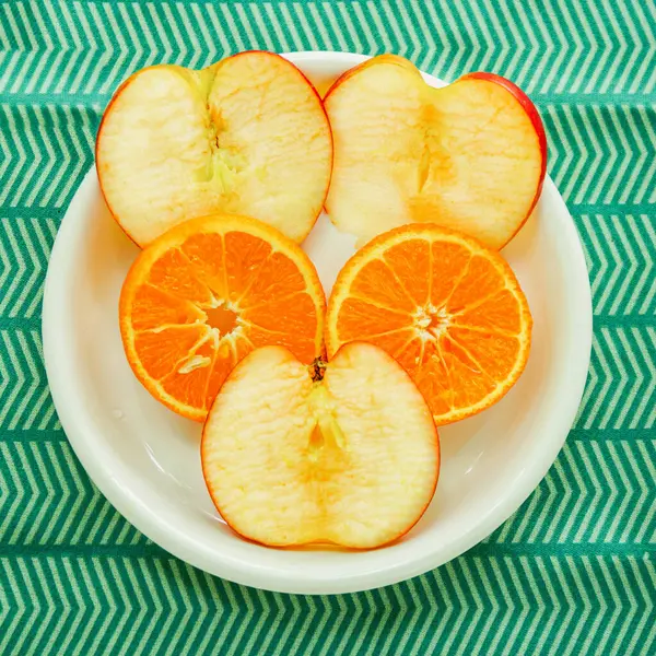 Partes Maçã Cor Laranja Expõem Uma Chapa Forma Cara Coelho — Fotografia de Stock