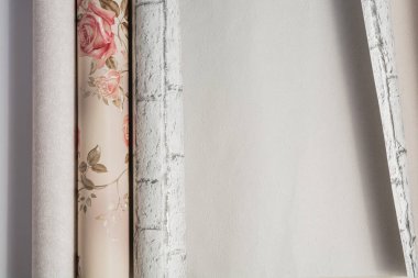 Üç rulo duvar kağıdı yere saçıldı. Daire yenileme konsepti.