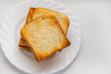 Tabak kahvaltıda çıtır tostla kaplı. Yukarıdan bak. İzole edilmiş