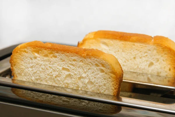 Два хрустких тостера знаходяться в тостері. Хлібні скибочки готові до сніданку . — стокове фото