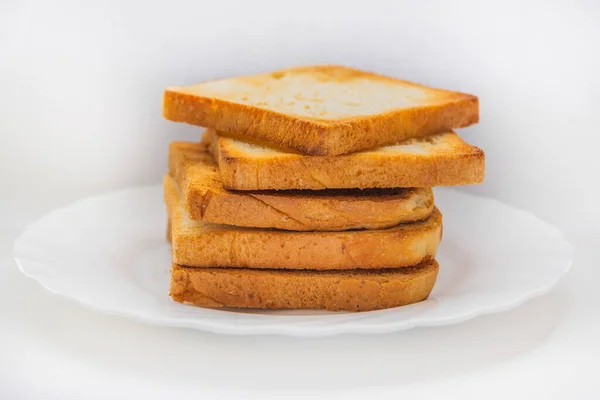 Varias tostadoras tostadas crujientes se extienden sobre un fondo blanco. Aislado — Foto de Stock