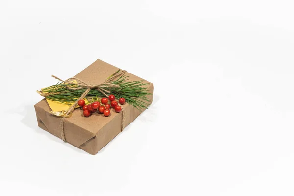 Balení Krabice Smrkovou Ratolestí Cesmínou Jako Dárek Vánocům Bílém Pozadí — Stock fotografie