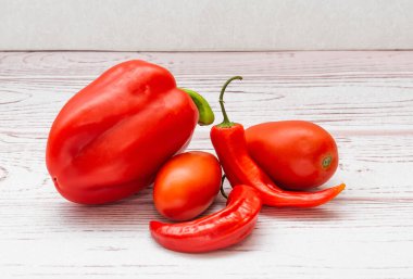 Kırmızı biber ve domates sağlığın için iyidir. Kırmızı sebzeler beta-karoten ve C vitamini kaynağıdır..