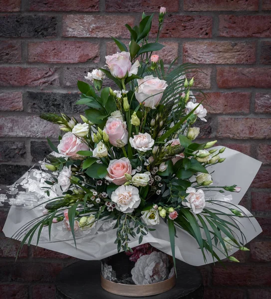 Ένα Όμορφο Κουτί Για Μητέρες Ημέρα Ροζ Τριαντάφυλλο Floral Arrangement Εικόνα Αρχείου