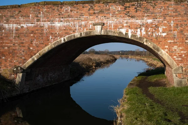 Het Sleeppad Naar Een Brug Het Chesterfield Kanaal Een Zonnige Stockafbeelding