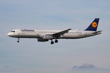 Lufthansa Airbus A321 D-AIDF yolcu uçağı Münih Havaalanına iniyor.