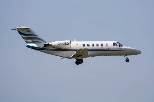 Cessna 525 CitationJet CJ1 9A-JSD avión de negocios llegada y aterrizaje en el aeropuerto de Budapest — Foto de Stock