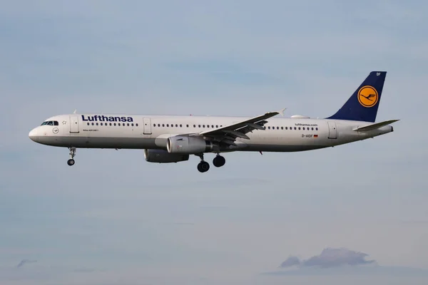 Lufthansa Airbus A321 D-AIDF avión de pasajeros llegada y aterrizaje en el aeropuerto de Munich — Foto de Stock