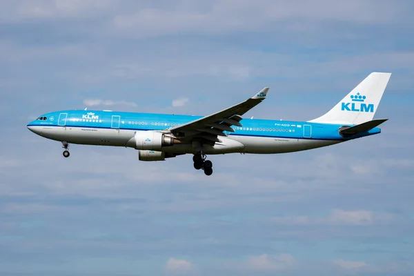 KLM Royal Dutch Airlines Airbus A330-200 PH-AOD άφιξη και προσγείωση επιβατικού αεροσκάφους στο αεροδρόμιο Schipol του Άμστερνταμ — Φωτογραφία Αρχείου
